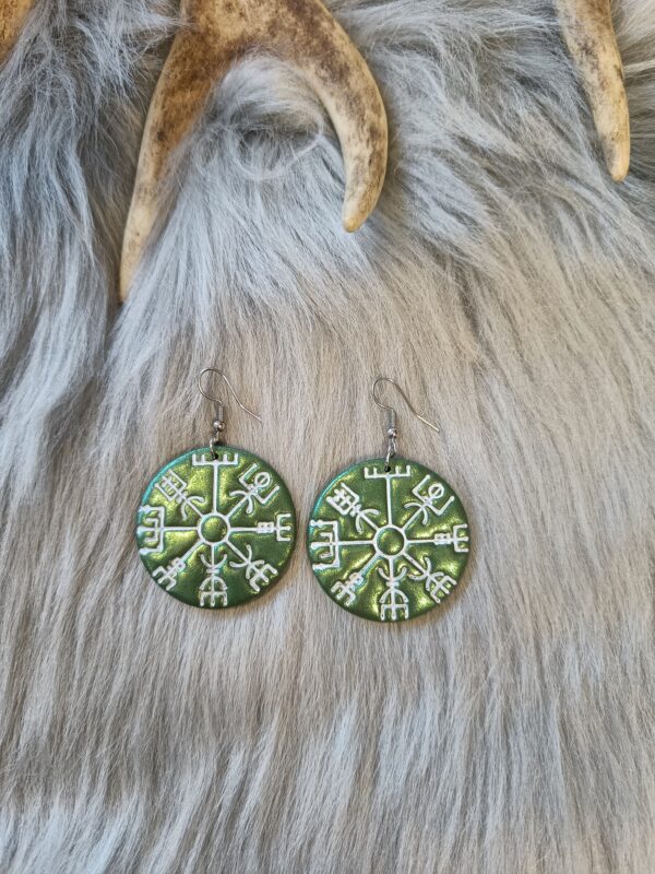 Vegvisir-korvakorut, metsän vihreä metallinhohto