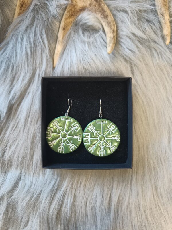Vegvisir-korvakorut, metsän vihreä metallinhohto